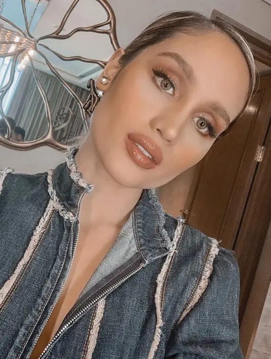 Meskipun banyak yang memujinya memiliki paras yang cantik, namun Cinta memiliki sudut pandang tersendiri tentang cantik. Menurutnya, meskipun banyak yang menyebutnya cantik, namun ada juga yang berpendapat lain. (Instagram/Claurakiehl)