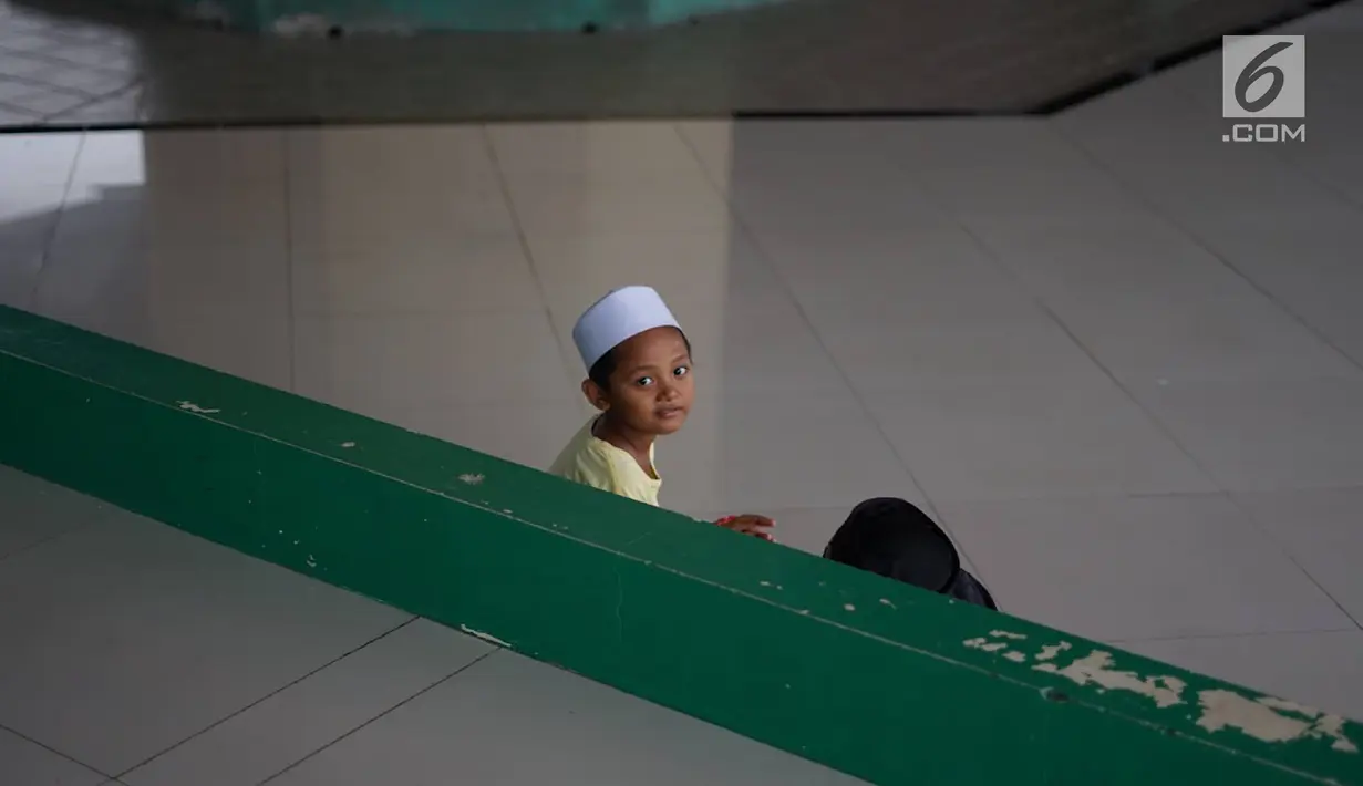 Jemaah anak-anak beraktivitas di Masjid Babah Alun, Tanjung Priok, Jakarta, Rabu (8/5/2019). Masjid Babah Alun memiliki gaya arsitektur oriental. (Liputan6.com/Immanuel Antonius)