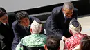 PM Jepang Shinzo Abe dan Presiden Barack Obama menyapa korban selamat Pearl Harbor setelah menyampaikan pidato di Joint Base Pearl Harbor-Hickam, Hawaii, (27/12). (REUTERS/Kevin Lamarque)