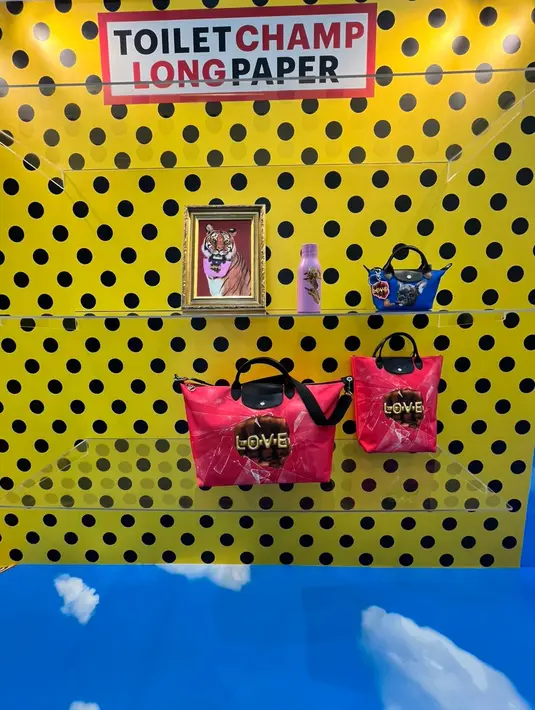 Di dalam pop up booth ini, kita dapat melihat secara langsung keseluruhan koleksi sambil mengabadikanya. Seru! / Foto: Adinda Tri Wardhani - Fimela.com.