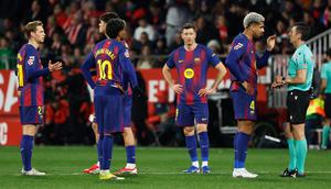 Barcelona menelan kekalahan 1-2 dari Girona pada laga pekan ke-24 La Liga di Estadi Municipal de Montilivi, Selasa (17/02/2026) dini hari WIB. (AP Photo/Joan Monfort)