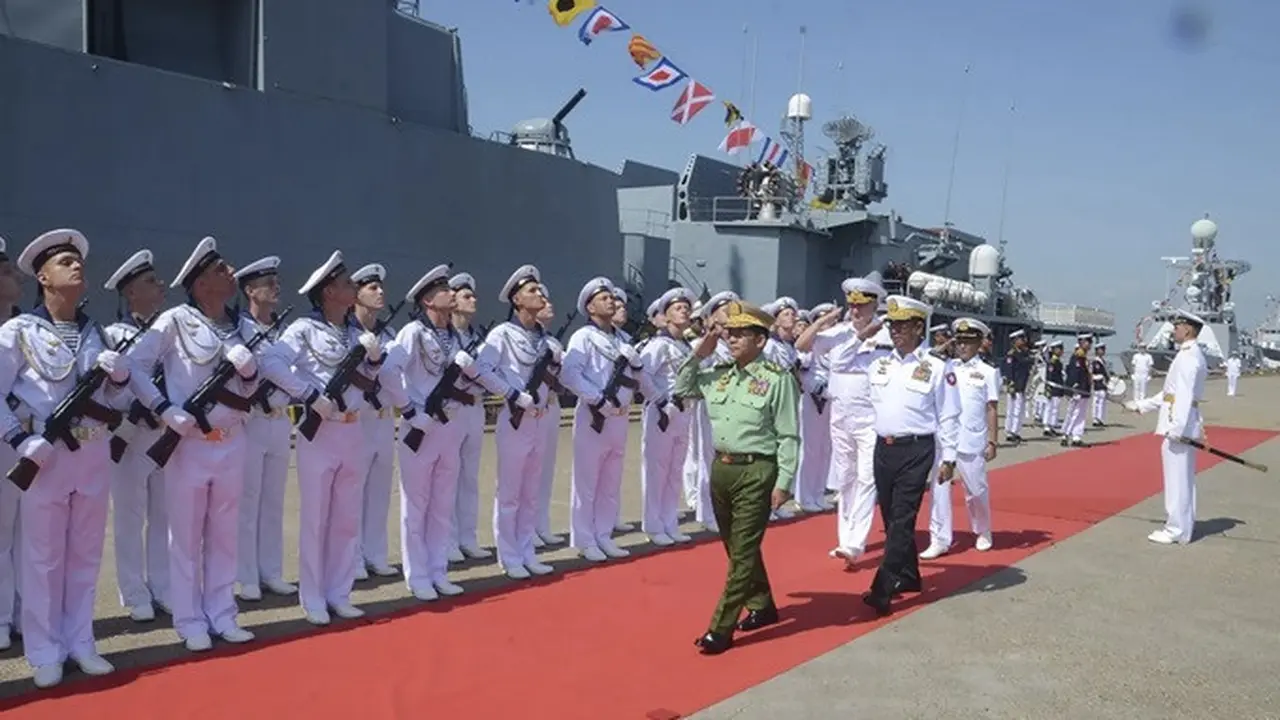 Pemimpin Junta Militer Myanmar Min Aun Hlaing dan Panglima Angkatan Laut Rusia Nikolai Anatolyevich Yevmenov.