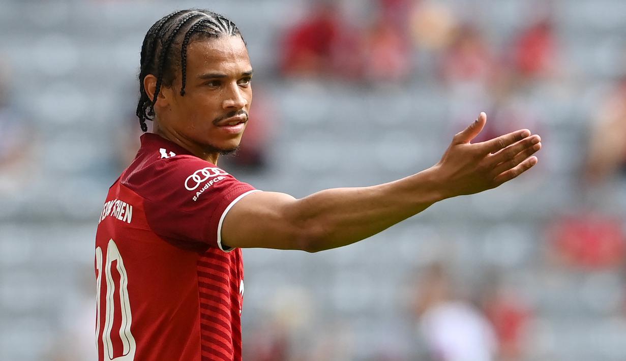 Leroy Sane. Pemain sayap Jerman berusia 25 tahun ini langsung dipercaya mengenakan jersey nomor punggung 10 saat didatangkan Bayern Munchen dari Manchester City musim lalu. Selama 10 tahun mulai 2009 hingga 2019 nomor tersebut merupakan milik Arjen Robben. (Foto: AFP/Christof Stache)