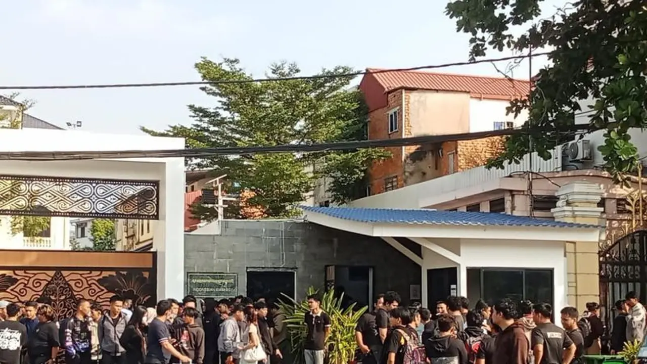 Ribuan WNI Ramai-ramai Datangi KBRI Phnom Penh