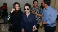 Penyanyi Reza Artamevia dan putrinya Aaliyah Massaid saat mendatangi Polda Metro Jaya, Jakarta, Senin (17/10). Reza dipanggil soal laporannya kepada Gatot, jumat (7/10/2016) karena dianggap menipunya selama di padepokan. (Liputan6.com/Herman Zakharia)
