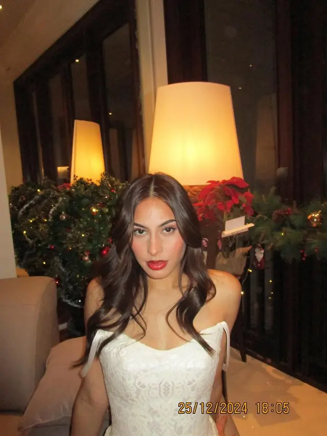 6 Potret Valerie Thomas Rayakan Natal 2024, Pancarkan Pesona Bak Pengantin dengan Gaun Korset Putih