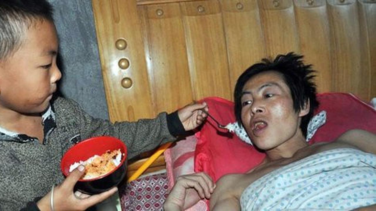 Ditinggal ibu, bocah tujuh tahun ini rawat ayahnya yang lumpuh