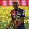 Pemain Barcelona, Lamine Yamal merayakan kemenangan setelah timnya mengalahkan Real Madrid dalam laga final Copa Del Rey di La Cartuja stadium, Sevilla, Spanyol. (AP Photo/Joan Monfort)