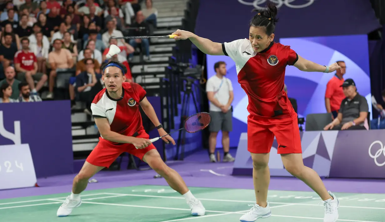 <p>Pemain ganda campuran Indonesia, Pitha Haningtyas Mentari berusaha mengembalikan bola smes saat menghadapi wakil Prancis, Thom Gicquel/Delphine Delrue pada laga Grup A Olimpiade Paris 2024 di Porte De La Chapelle Arena, Paris, Senin (29/7/2024). Rinov Rivaldy/Pitha Haningtyas Mentari kalah dua gim langsung 13-21, 15-21. (Dok. NOC Indonesia/Naif Muhammad Al'as)</p>