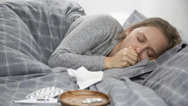 Seorang perempuan sedang beristirahat karena sakit (Foto Dok: Freepik/katemangostar)