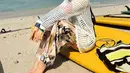 Tampil chic di pantai, padukan net crochet mesh top dengan inner dan loose pants bermotif seperti ini. [Instagram/tantrinamirah]