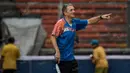 Namun pelatih Arema Cronus, Milomir Seslija, berhasil membuat anak asuhnya bangkit dan melaju ke final Torabika Bhayangkara Cup 2016. (Bola.com/Vitalis Yogi Trisna)