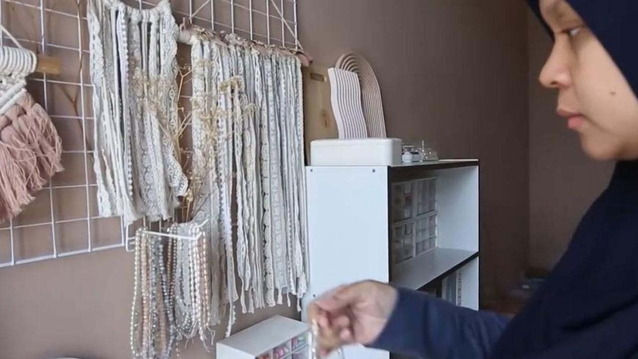 “Mimpi besar saya, ingin menebar banyak manfaat lagi kepada teman-teman perempuan yang ada di Indonesia, agar bisa tetap produktif walaupun hanya dari rumah,” katanya.