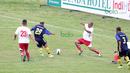 Aksi pemain legenda Padang Allstars melawan Indonesia Allstars pada pembukaan turnamen Irman Gusman Cup 2016 U-17 dan U-19 di Stadion Agus Salim, Padang, Minggu (13/3/2016). (Bola.com/Nicklas Hanoatubun)