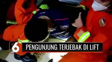 Sebanyak lima pengunjung toko busana muslim di Rawamangun, Jakarta Timur terjebak di dalam lift. Posisi lift yang terjebak di antara lantai satu dan dua jadi kendala, evakuasi dilakukan melalui celah sempit.