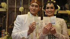 Pasangan Demian Aditya dan Sara Wijayanto akhirnya dinyatakan resmi menjadi suami istri, Kamis (22/5/14). (Liputan6.com/Panji Diksana)