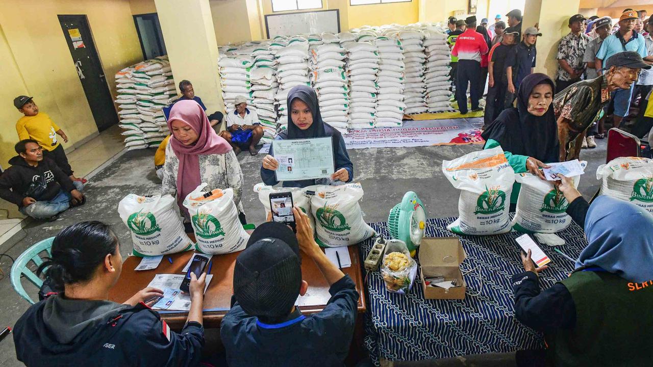 FOTO: Bantuan Beras 20 Kg Dibagikan Serentak di Depok, Warga Antusias