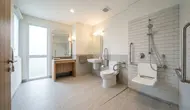 7 Ide Kamar Mandi yang Ramah Lansia, Desain Modern Tanpa Mengabaikan Keamanan