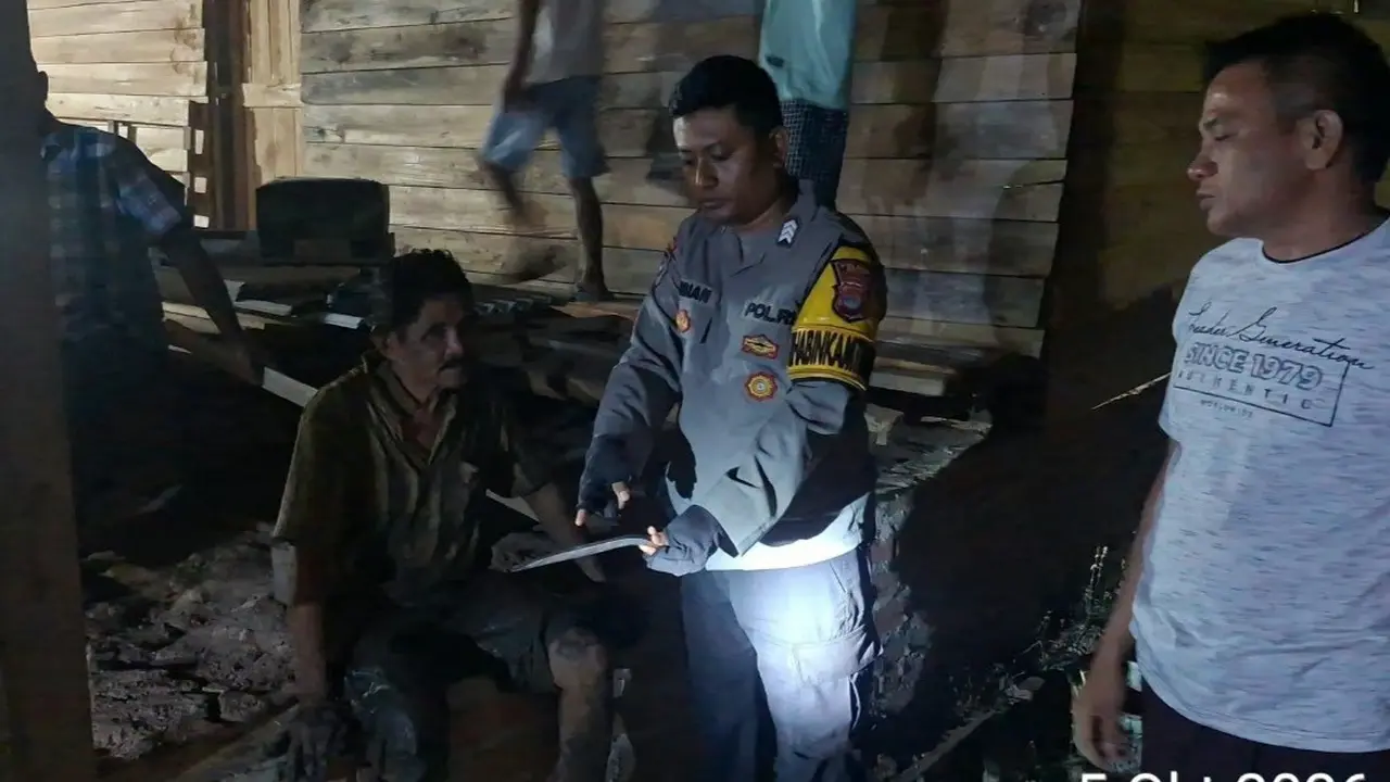 Lansia di Kabupaten Mesuji, Lampung babak belur usai dimassa karena kepergok mencuri sepeda motor.