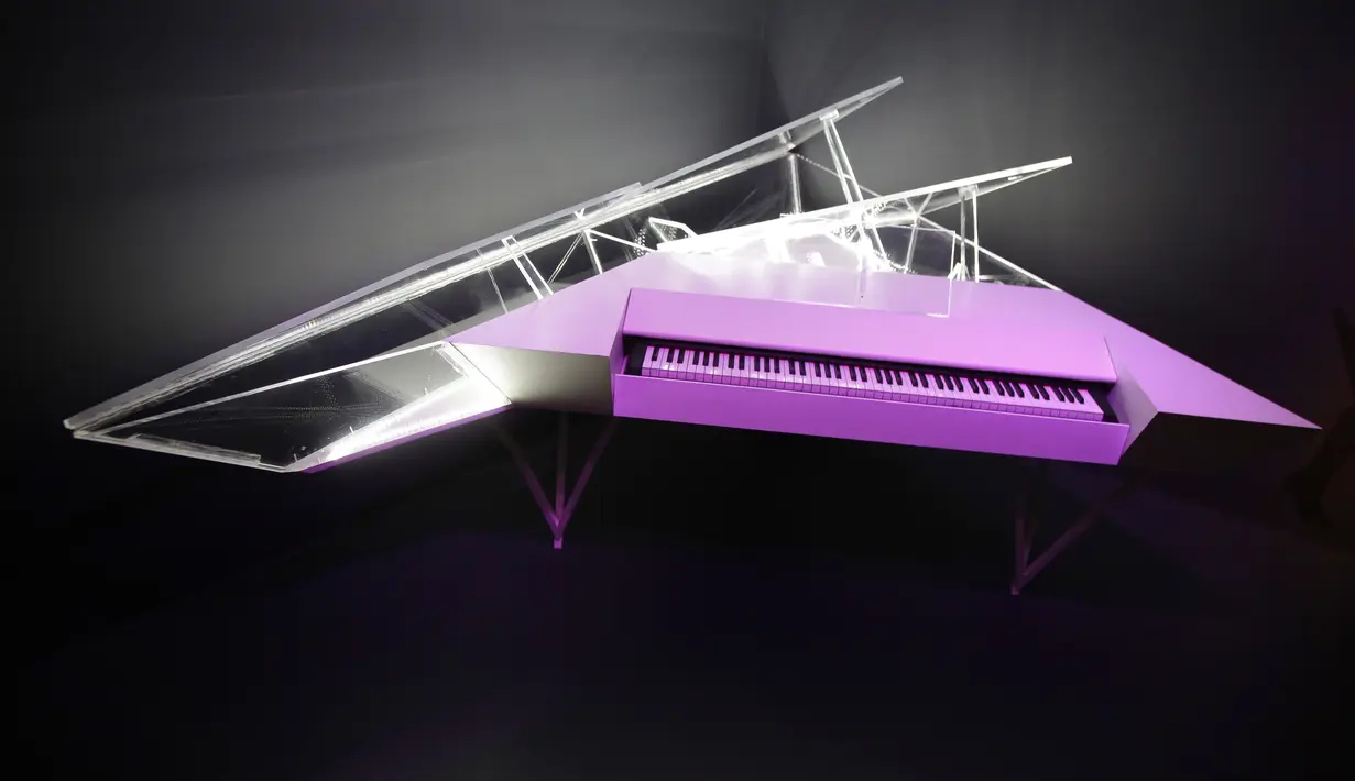 Sebuah piano elektrik yang disesuaikan dengan keinginan pemiliknya, yaitu Lady Gaga ditampilkan pada pameran Play It Loud: Instruments of Rock & Roll di Metropolitan Museum of Art di New York, 1 April 2019. Koleksi instrumen di pameran ini punya rentang usia dari 1939 hingga 2017. (AP/Seth Wenig)