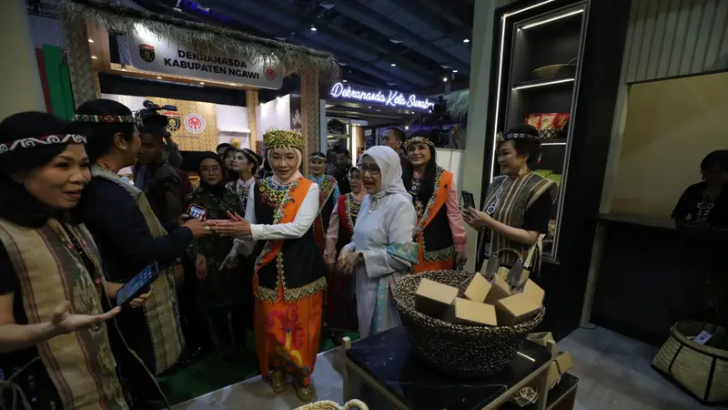 Tenun Ulap Doyo, sebuah warisan budaya dari Suku Dayak Benuaq di Kutai Kartanegara, Kalimantan Timur,