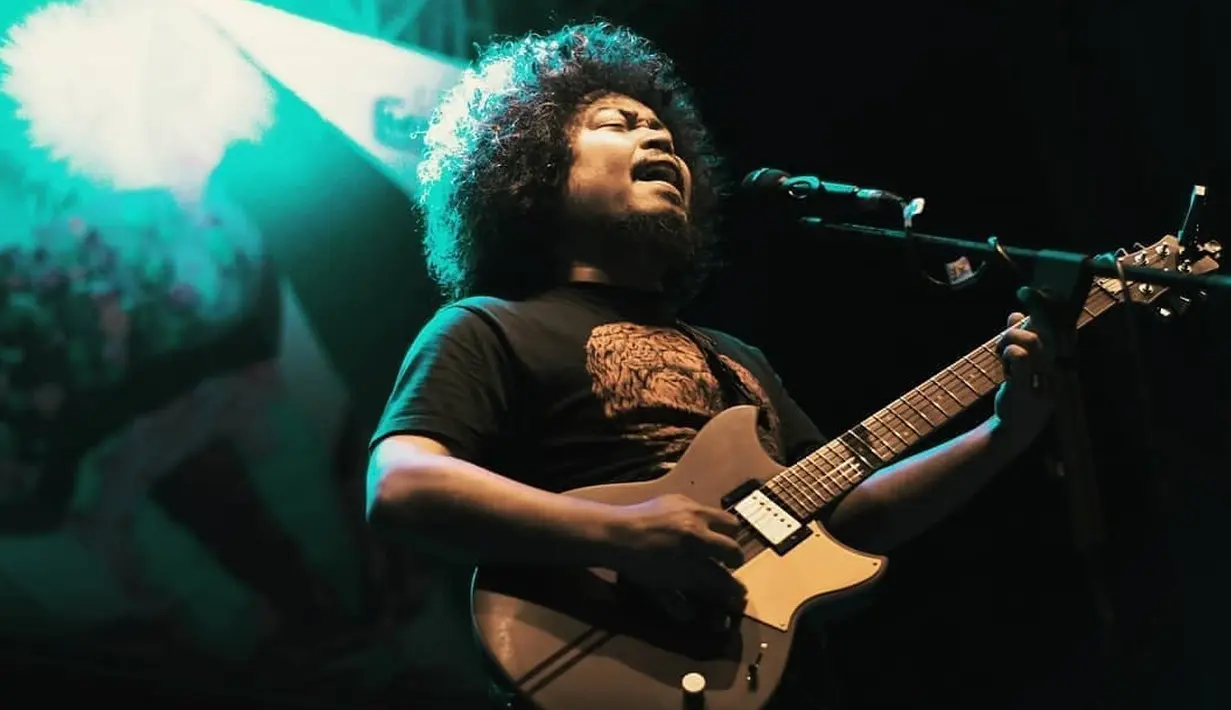 “Saya bangga bisa bermusik dengan kalian semua mas-masku Sehat dan sukses buat kita semua," tulisnya dalam keterangan foto, Sabtu (27/1/2018). (Instagram/pusakata)