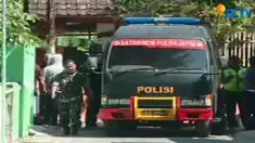 Hingga saat ini Tim Penjinak Bom masih bekerja. Dua laki-laki sudah diamankan dalam penggerebekan ini.