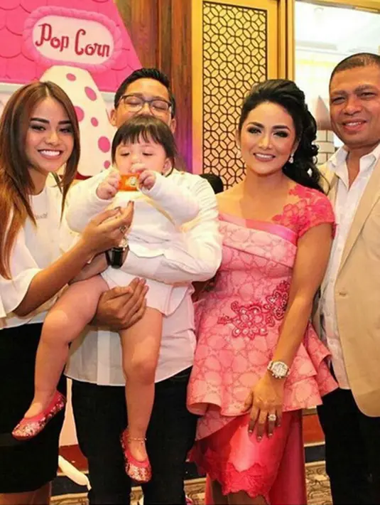 Di usianya sekarang ini, KD berharap putrinya tidak menjalin hubungan dengan seorang pria terlalu berlebihan. Pelantun Menghitung Hari itu juga yakin mantan suaminya memberikan rambu-rambu pada putrinya. (Instagram/krisdayantilemos)