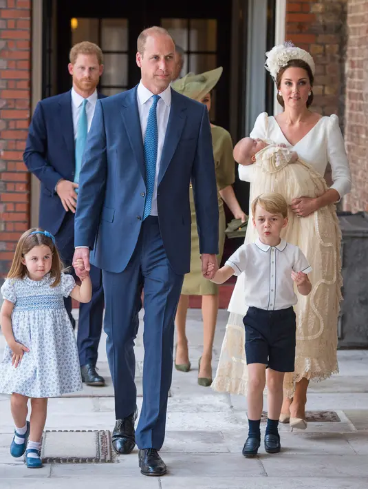 Pangeran William dan Kate Middleton bersama anak-anak mereka tiba pada acara pembaptisan Pangeran Louis di Chapel Royal, St. James Palace, Senin (9/7). Ini menjadi penampilan pertama kalinya mereka muncul berlima di publik. (Dominic Lipinski/Pool via AP)