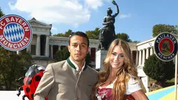 Pesepakbola tim Bayern Munchen, Thiago bersama istrinya, Julia Vigas berpose saat menghadiri Festival Oktoberfest di Munich, Jerman, Rabu (30/9/2015). (REUTERS/Alexander Hassenstein/Pool)