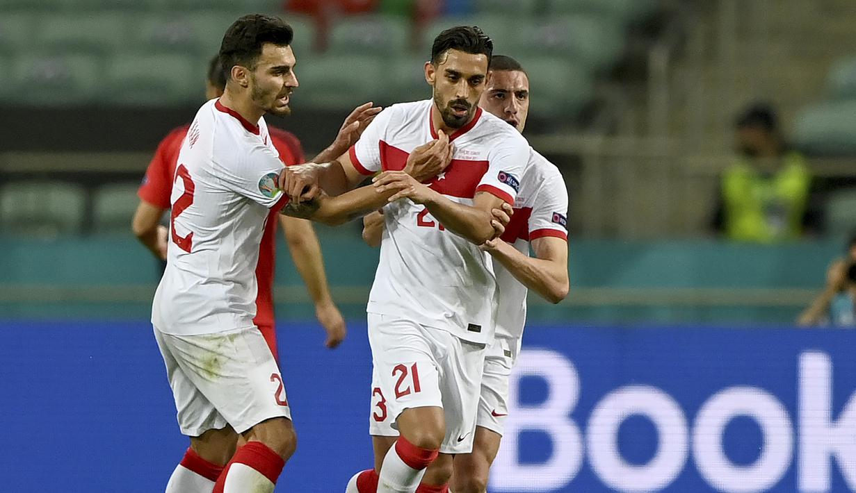 Pada menit ke-62 Turki berhasil memangkas marjin menjadi 1-2 usai gelandang Irfan Can Kahveci berhasil menyambar umpan dari Hakan Calhanoglu lewat sepakannya ke pojok kiri atas gawang Swiss. (Foto: AP/Pool/Ozan Kose)