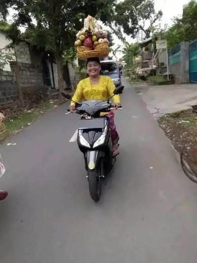 8 Potret Orang Bawa Barang di Atas Kepala Ini Tetap Seimbang, Bikin Takjub