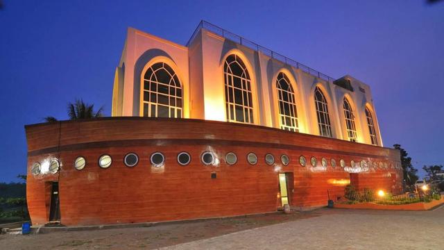 Masjid Safinatun Najah yang berbentuk serupa dengan bahtera Nabi Nuh (Istimewa)