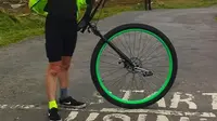 Pria ini memecahkan rekor dunia dengan berkeliling Irlandia menggunakan sepeda roda satu. (Foto: Guinness World Records)