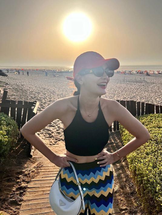 Tidak hanya jalan-jalan di kota, wanita asal Bali ini tidak luput untuk menikmati indahnya pemandangan di pantai benua Afrika tersebut. Pemandangan indah pantai di Maroko ini pun banyak menuai sorotan para netizen Indonesia. (Liputan6.com/IG/@lunamaya)