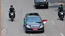 Mobil yang membawa Raja Arab Saudi Salman bin Abdulaziz Al Saud menuju Gedung DPR/MPR RI Senayan, Jakarta, Kamis (2/3). Raja Salman mengunjungi kompleks parlemen guna menemui pimpinan DPR RI dan menyampaikan pidato kehormatan. (Liputan6.com/Faizal Fanani)