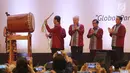 Presiden Joko Widodo memukul bedug saat membuka pameran Trade Expo 2017 di ICE BSD, Tangerang Selatan, Rabu (11/10). Pameran ini diikuti oleh 1.100 perusahaan nasional dengan target mendatangkan 16.000 pengunjung. (Liputan6.com/Angga Yuniar)