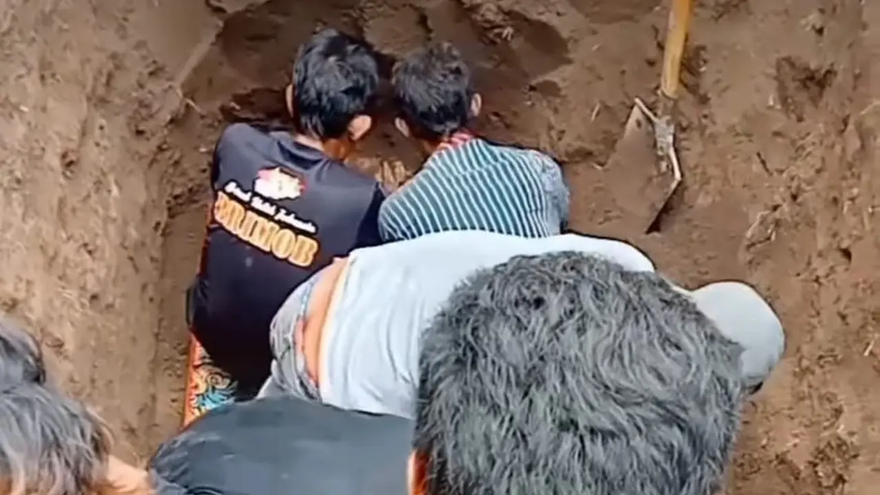 Bongkar Makam