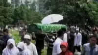 VIDEO: Korban Tewas Tertimpa Tembok di Tebet Dimakamkan