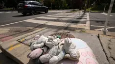 Boneka putih kecil diletakkan di jalan Irving dan 14th, Timur Laut, di Washington, DC, memberikan penghormatan kepada Allie Hart, 5 tahun, yang tertabrak dan meninggal dunia di tempat penyeberangan ini pada tahun 2021. (AP Photo/Mark Schiefelbein)