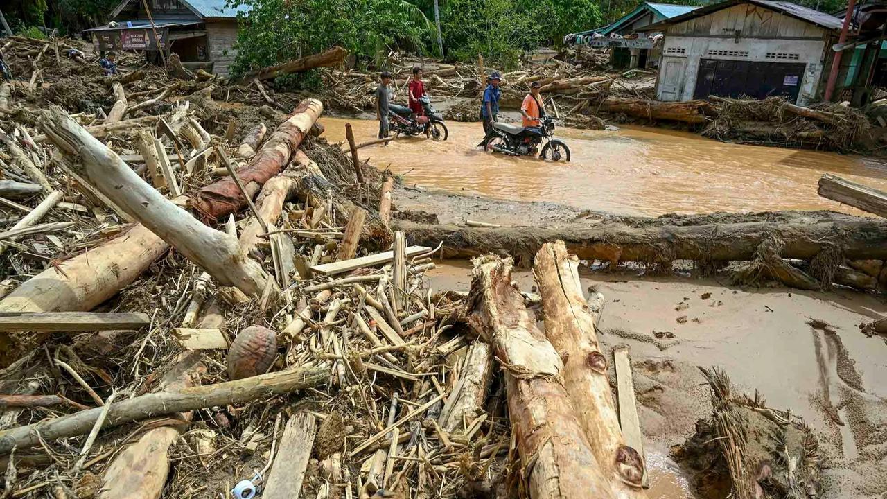 FOTO: Wilayah Masih Tergenang, Situasi Paska Banjir Bandang  di Tapanuli Tengah Belum Pulih