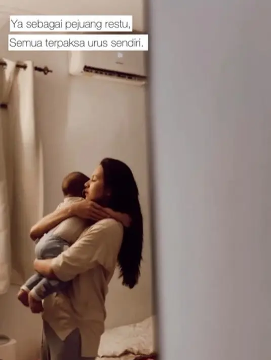 Indah Permatasari bersama buah hati. [Instagram/indahpermatas]