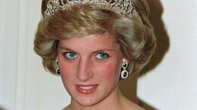 Putri Diana pada 7 November 1985. Ia mengenakan tiara Spencer saat menghadiri jamuan makan malam bersama Pangeran Charles di Australia. (AP Photo/Jim Bourdier, FILE)