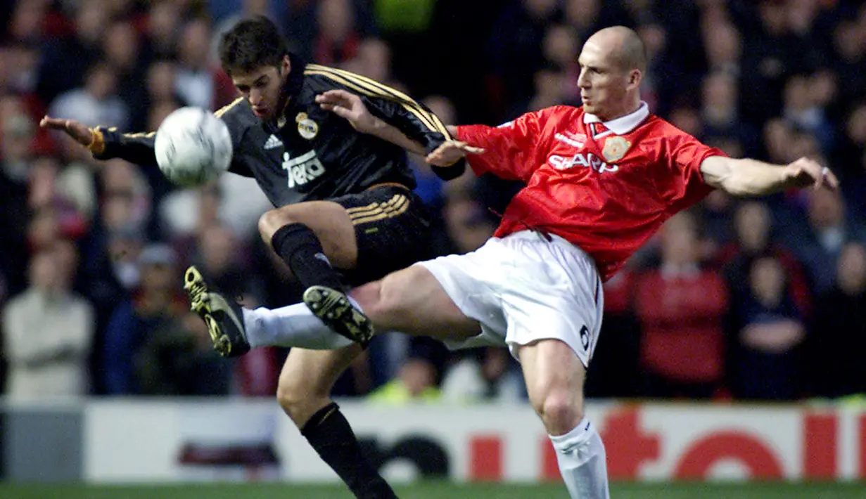 Jaap Stam merupakan bek andalan Setan Merah karena memiliki kemampuan yang mumpuni dan didukung dengan posturnya yang tinggi dan besar. Namun, hal tersebut berubah saat Stam mengalami cedera achilles. Performanya menurun dan ia dijual ke Lazio dan mampu tampil menjanjikan. (AFP/Adrian Dennis)