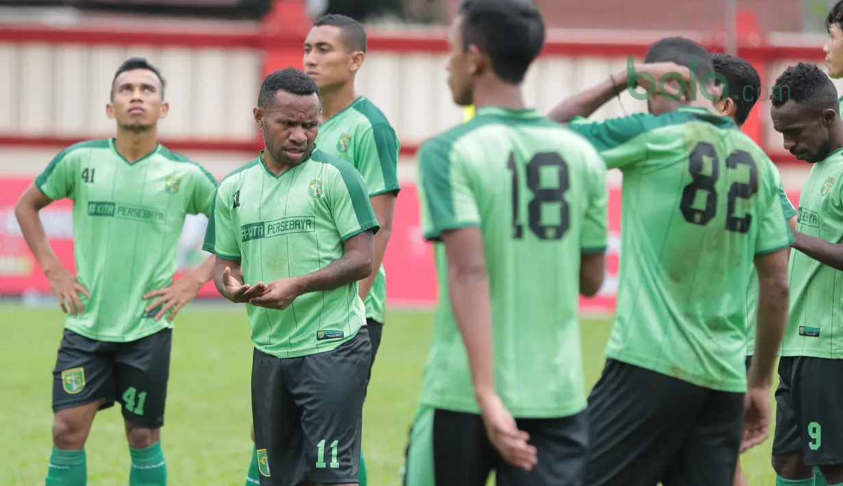 Para pemain Persebaya bersiap melakukan latihan tertutup jelang laga Gojek Liga 1 bersama Bukalapak di Stadion PTIK, Jakarta, Senin (25/6/2018). Persebaya akan melawan Persija 26 Juni 2018. (Bola.com/Nick Hanoatubun)