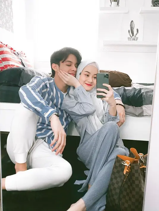 "Insyaallah kita selalu memaksimalkan untuk sama-sama terus sih. Untuk sekarang kita berusaha sama-sama aja terus, karena yaudah, kita kerja, tapi aku bisa menjalankan kewajiban sebagai suami,” ungkap laki-laki berusia 21 tahun ini. (Instagram/dindahauw)