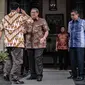 Capres nomor urut 02 Prabowo Subianto memberi hormat kepada Ketum Partai Demokrat Susilo Bambang Yudhoyono (SBY) jelang pertemuan membahas strategi Pilpres 2019 di kediaman SBY, Mega Kuningan, Jakarta, Jumat (21/12). (Liputan6.com/Faizal Fanani)