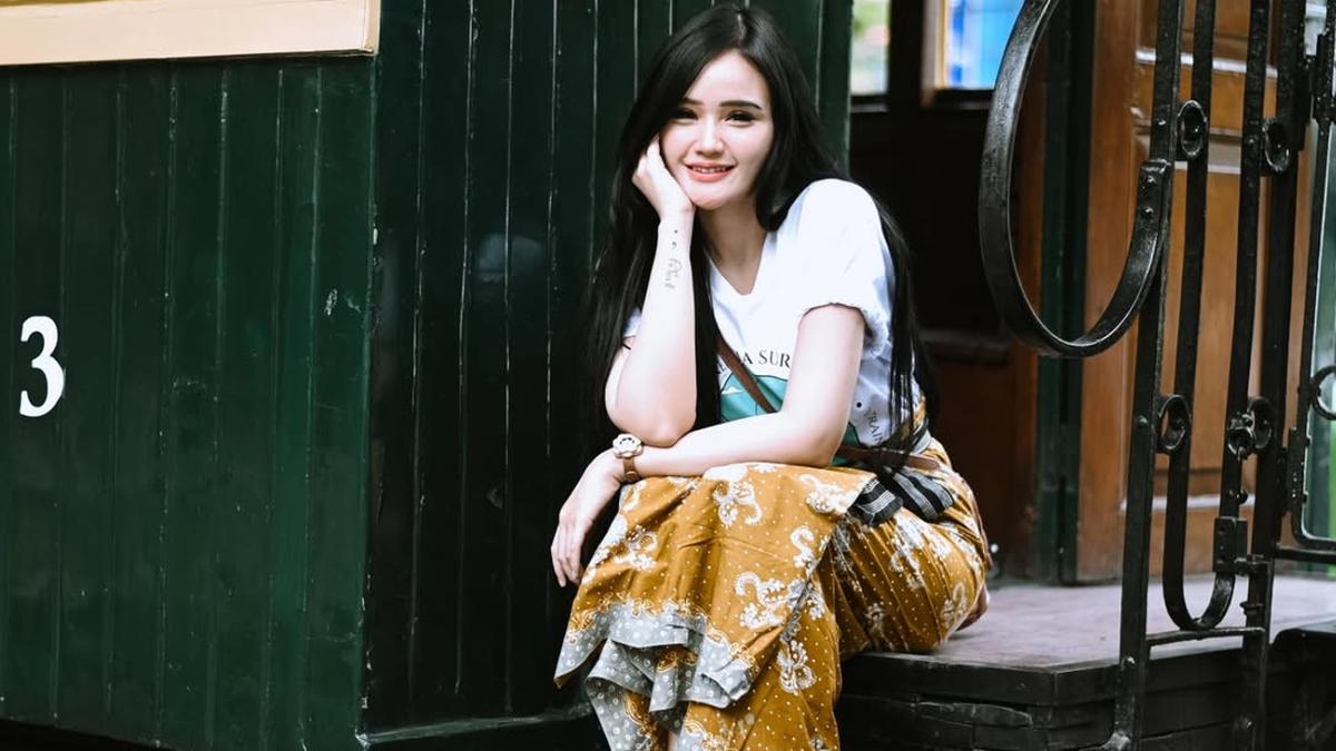 9 Gaya Fanny Soegi dengan Rok Batik, Anggun dan Kekinian