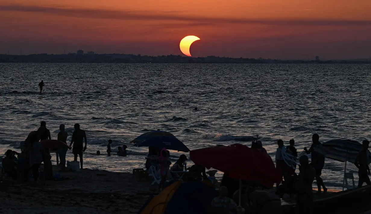 Warga menyaksikan gerhana matahari sebagian di Pantai Soliman, Provinsi Nabeul, Tunisia, Rabu, 12 Agustus 2026. (AFP/ Fethi Belaid)