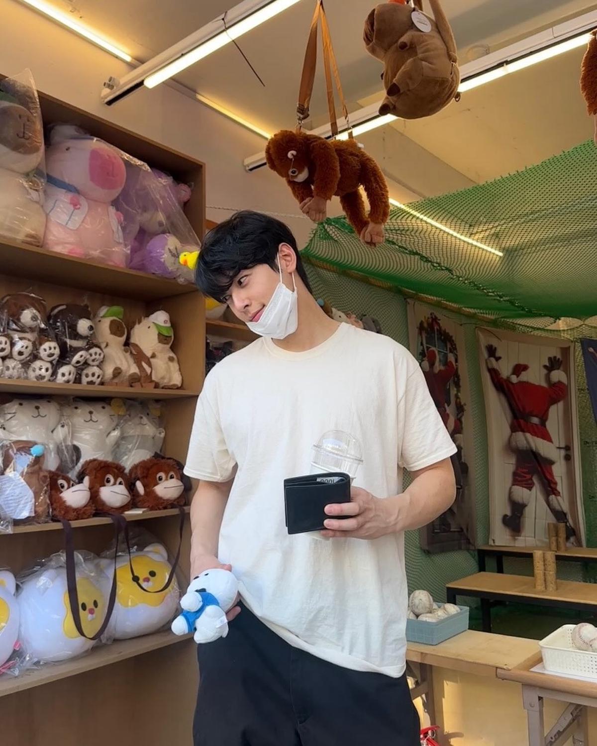 Potret Terbaru Cha Eun Woo di Area Bermain, Sumringah Sambut Musim Semi